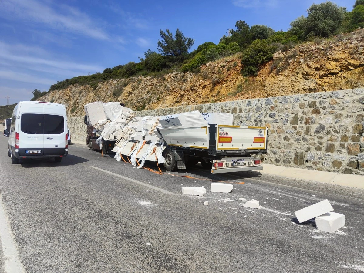 Tırın dorsesindeki gaz betonlar yola savruldu, facia ucuz atlatıldı