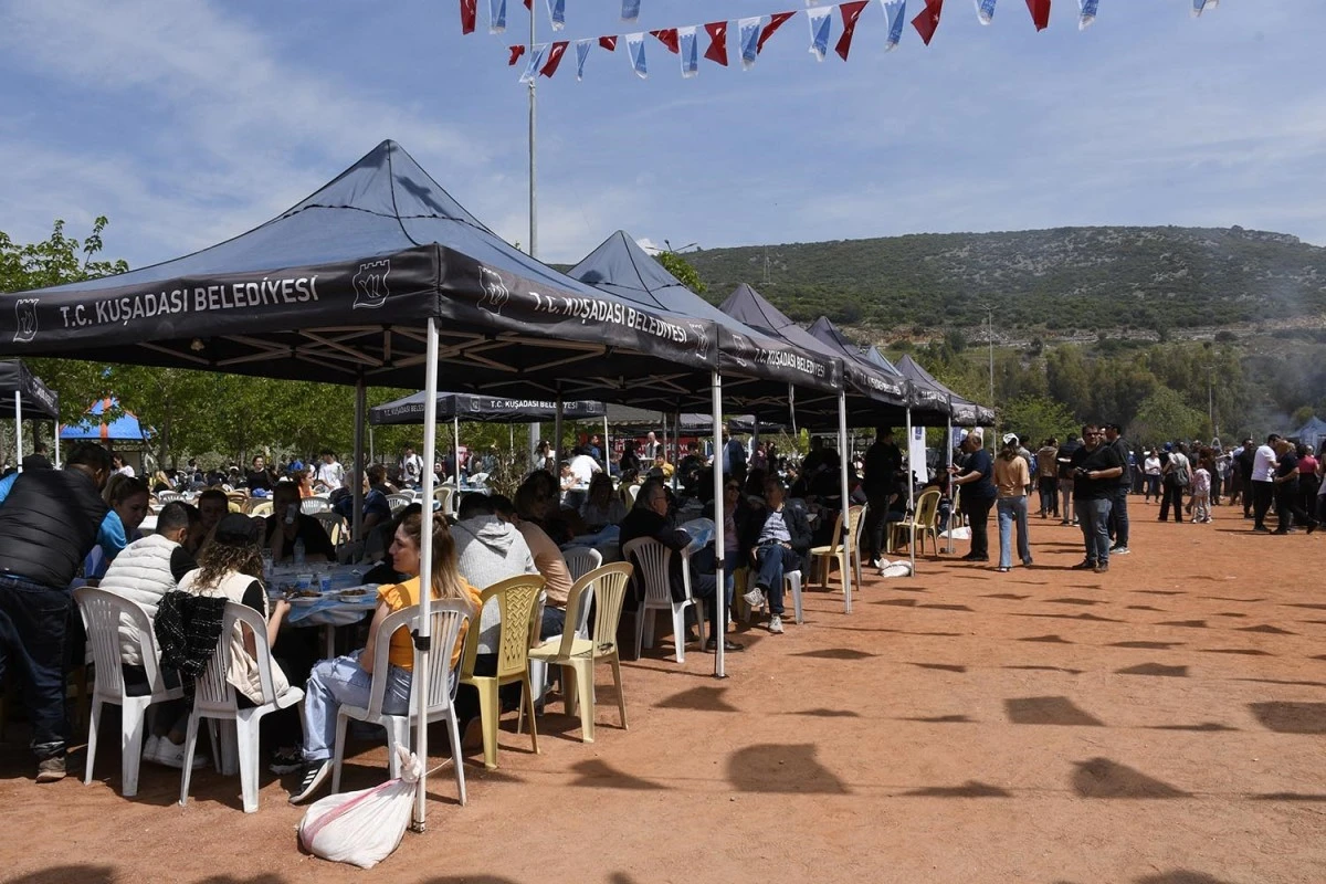 Kuşadası Belediyesi çalışanları 1 Mayıs'ı piknik yaparak kutladı