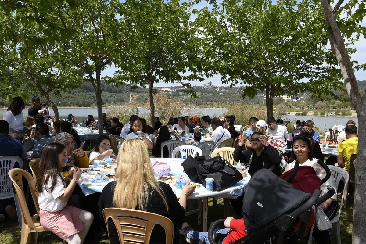 Kuşadası Belediyesi çalışanları 1 Mayıs'ı piknik yaparak kutladı