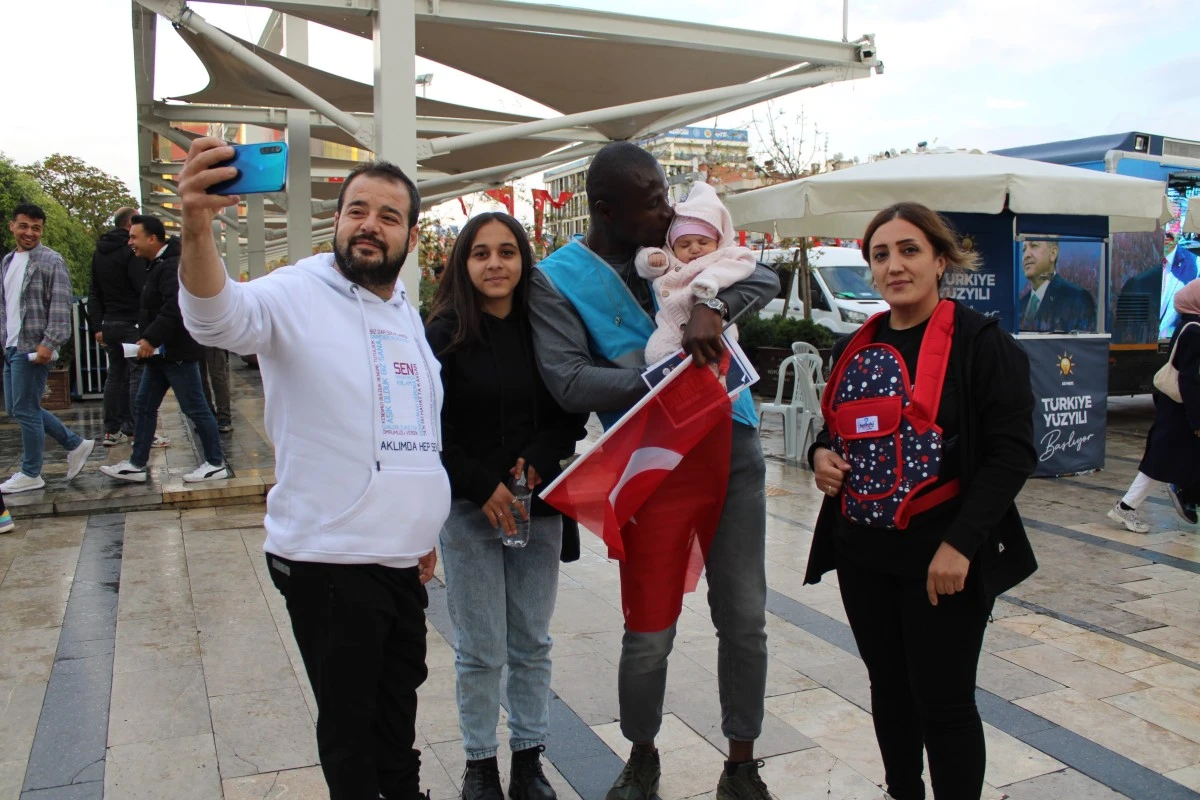 Ganalı Zakariya hemşire, AK Parti'nin seçim çalışmalarına destek veriyor