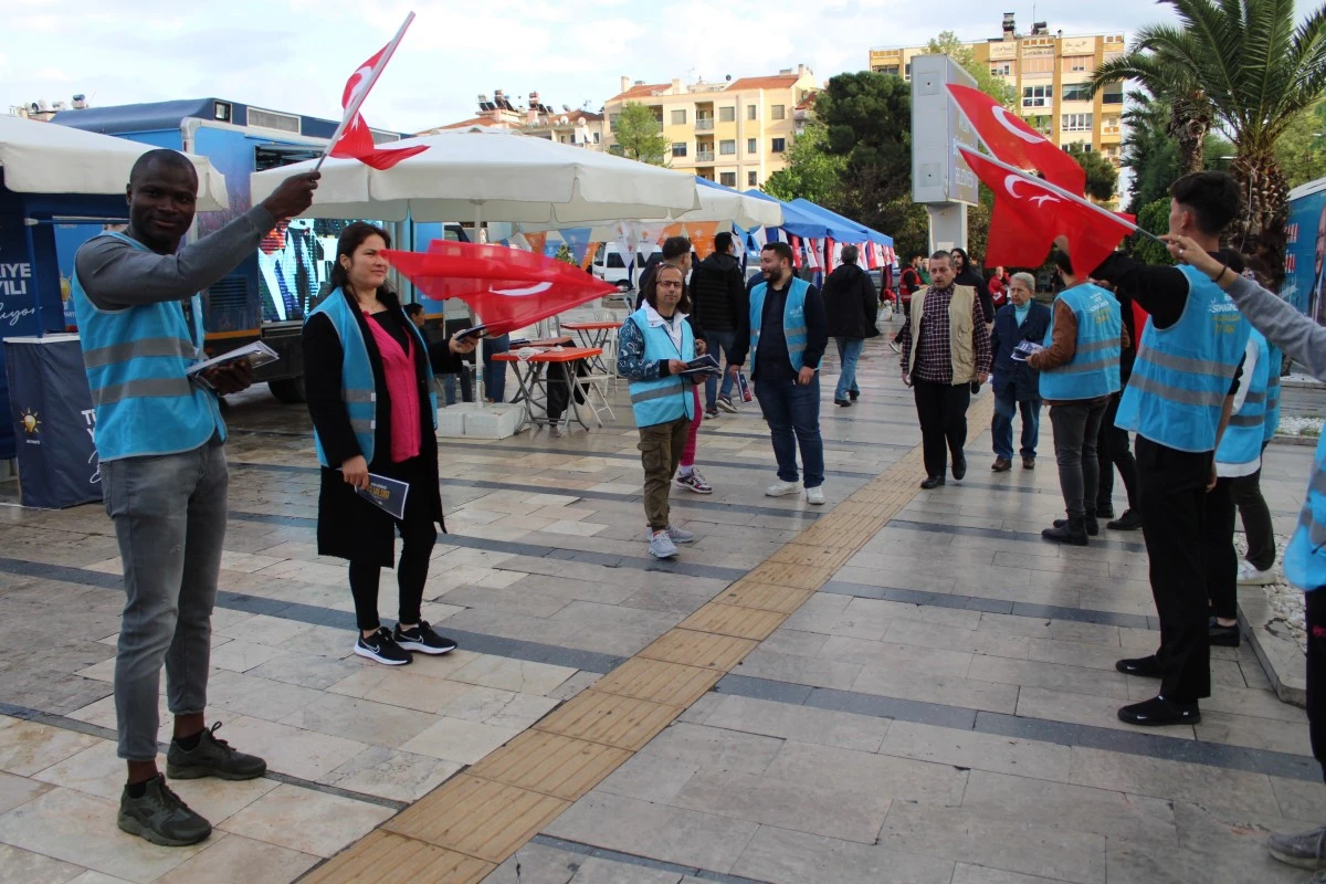 Ganalı Zakariya hemşire, AK Parti'nin seçim çalışmalarına destek veriyor