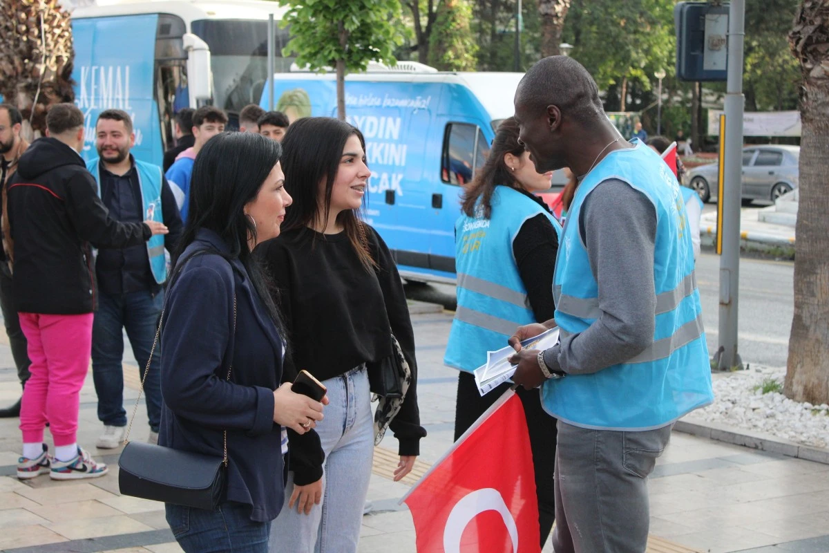 Ganalı Zakariya hemşire, AK Parti'nin seçim çalışmalarına destek veriyor