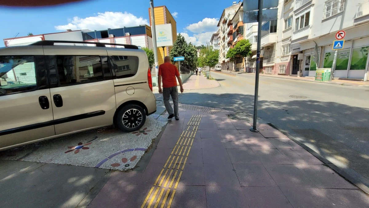 Gelişigüzel araç parkları, yayaları zor duruma sokuyor