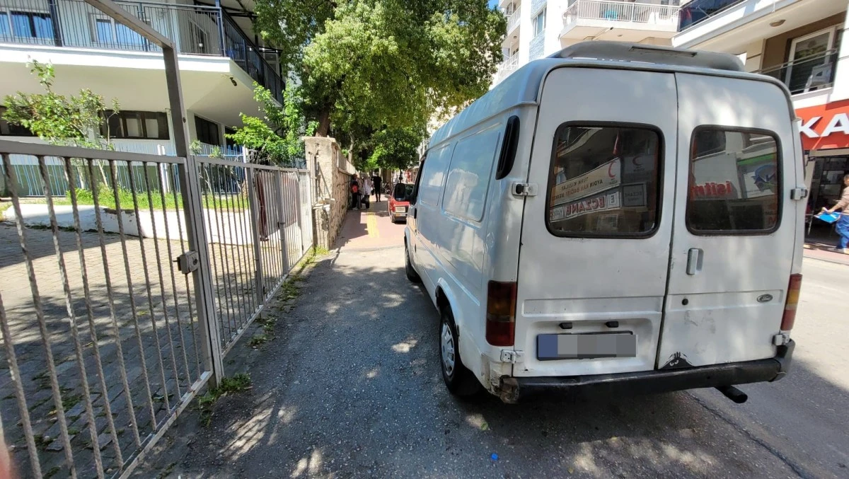Gelişigüzel araç parkları, yayaları zor duruma sokuyor