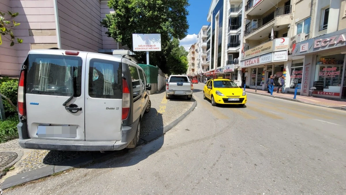 Gelişigüzel araç parkları, yayaları zor duruma sokuyor