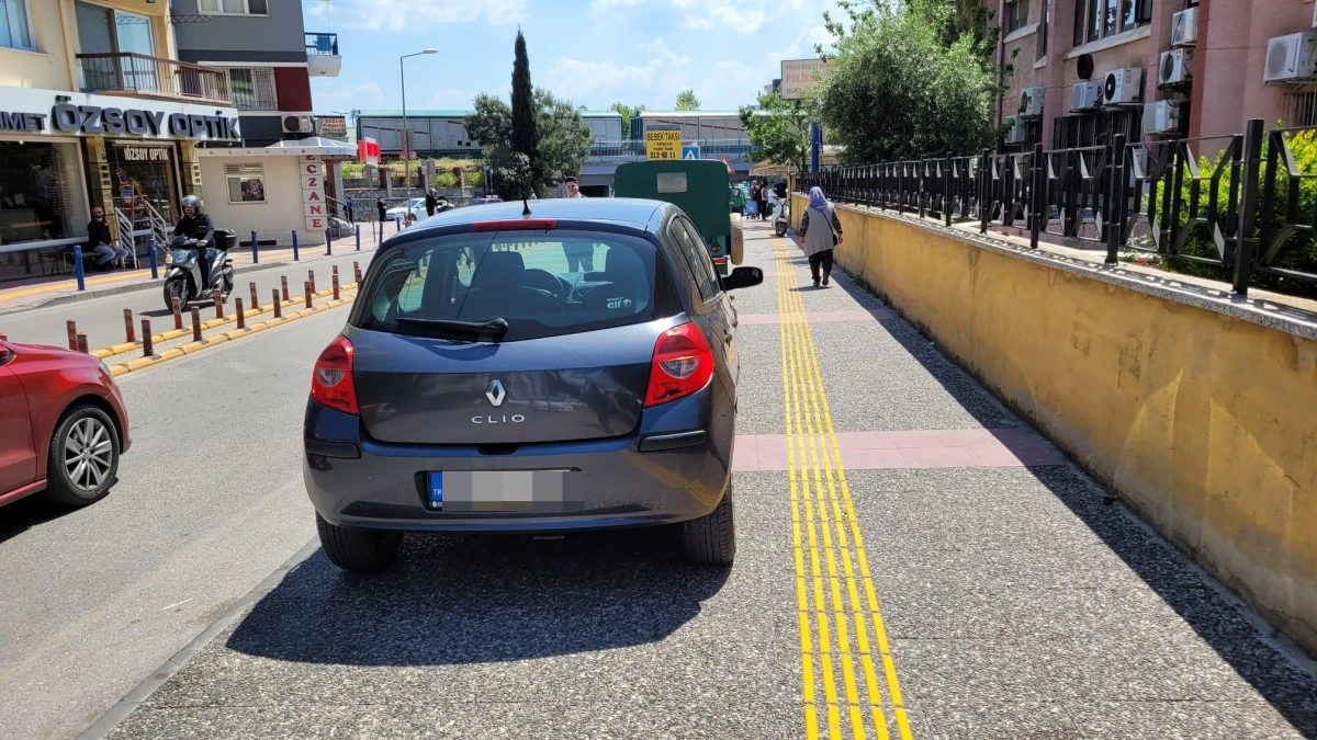 Gelişigüzel araç parkları, yayaları zor duruma sokuyor