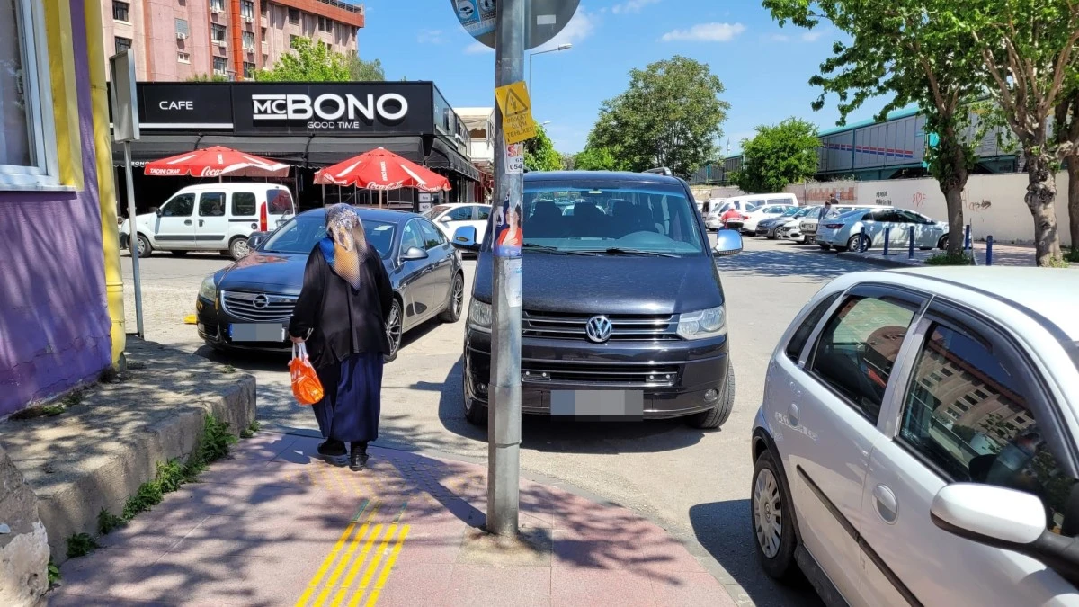 Gelişigüzel araç parkları, yayaları zor duruma sokuyor