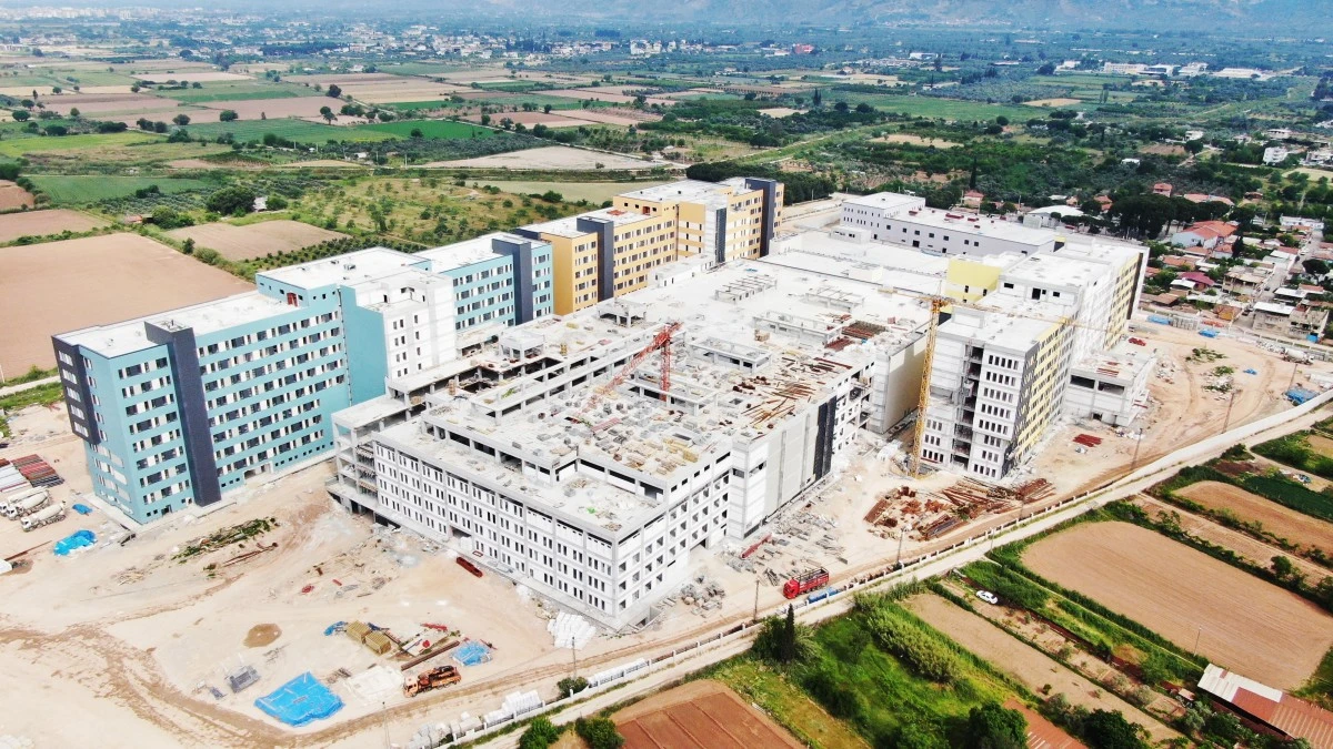 Vali Aksoy yapımı devam eden Aydın Şehir Hastanesi'nde incelemelerde bulundu