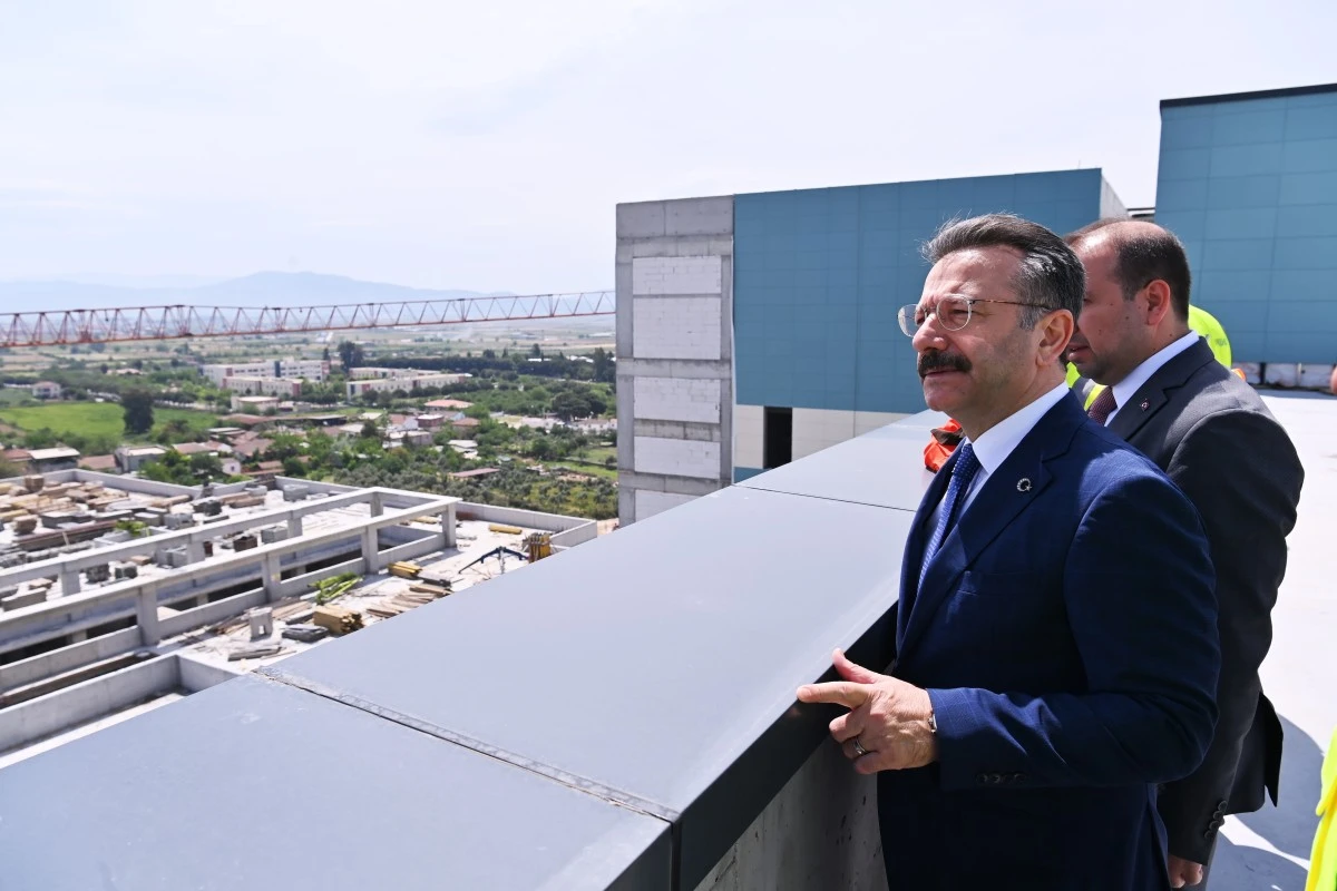 Vali Aksoy yapımı devam eden Aydın Şehir Hastanesi'nde incelemelerde bulundu