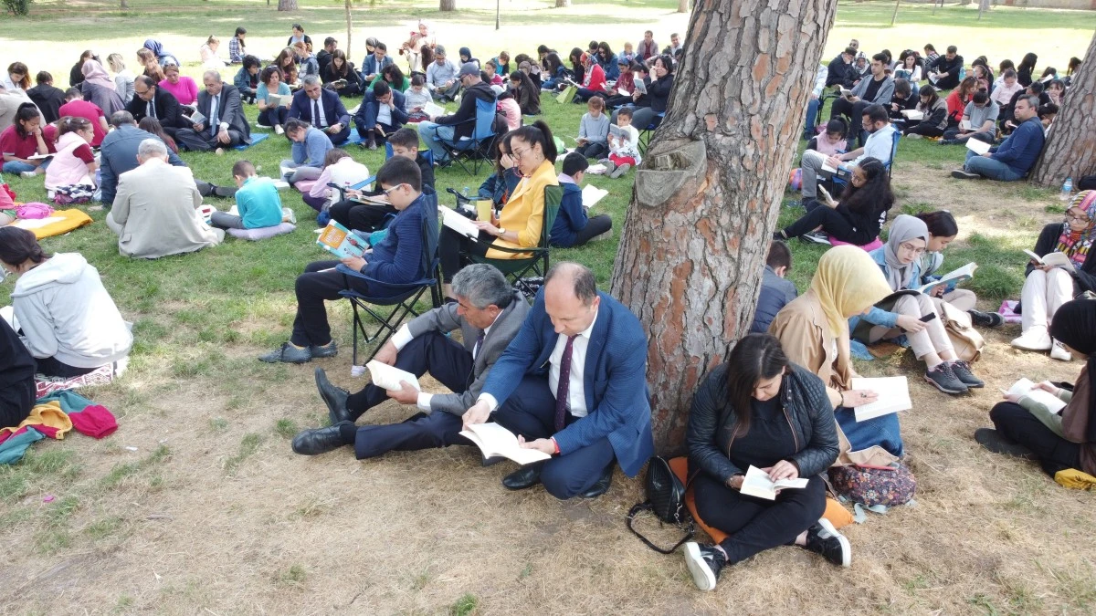 Nazilli’de bir kitap bir pencere okuma etkinliği düzenlendi