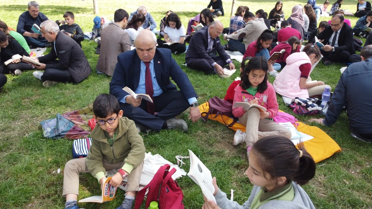 Nazilli’de bir kitap bir pencere okuma etkinliği düzenlendi
