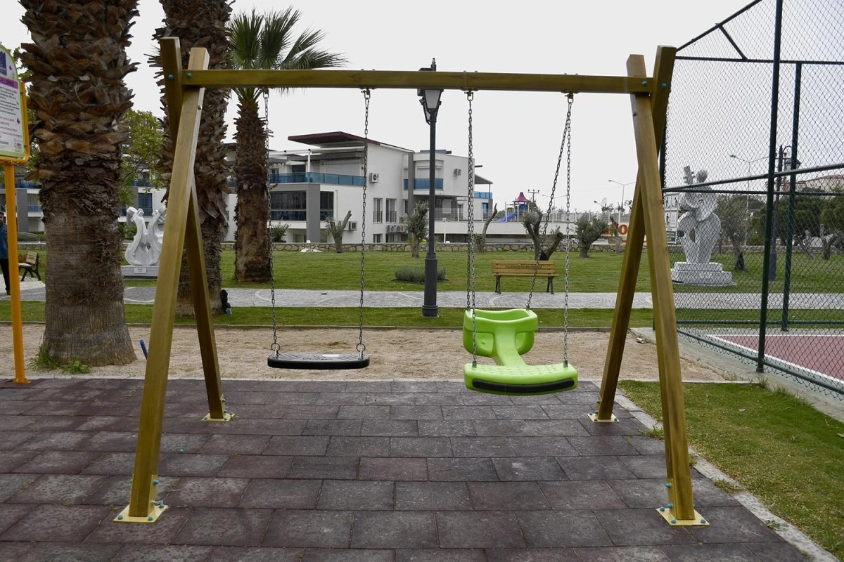 Kuşadası Belediyesi'nden parklara özel salıncak