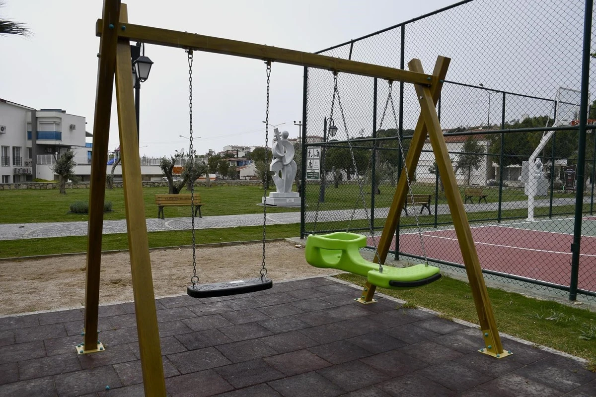 Kuşadası Belediyesi'nden parklara özel salıncak