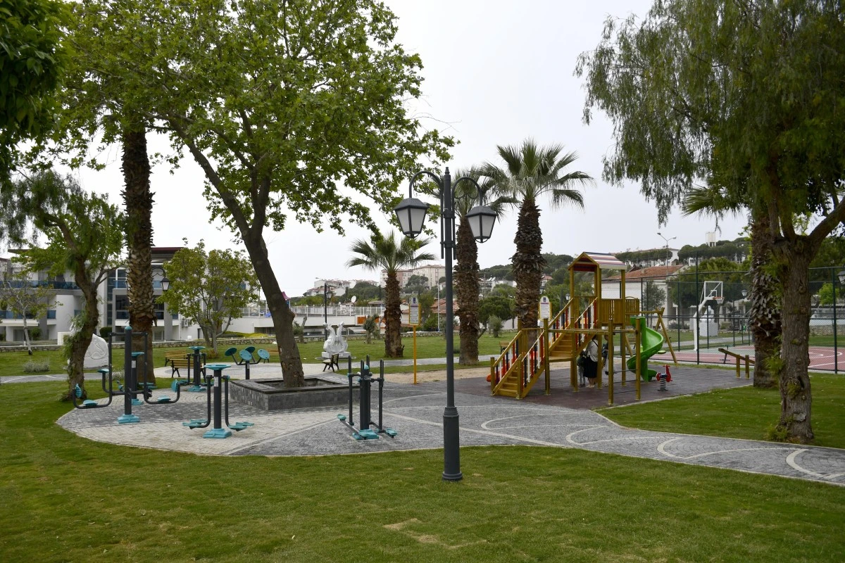 Kuşadası Belediyesi'nden parklara özel salıncak