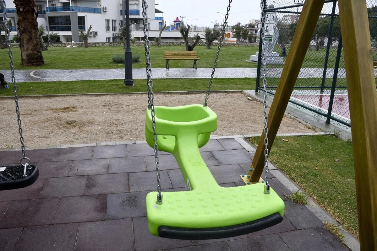 Kuşadası Belediyesi'nden parklara özel salıncak