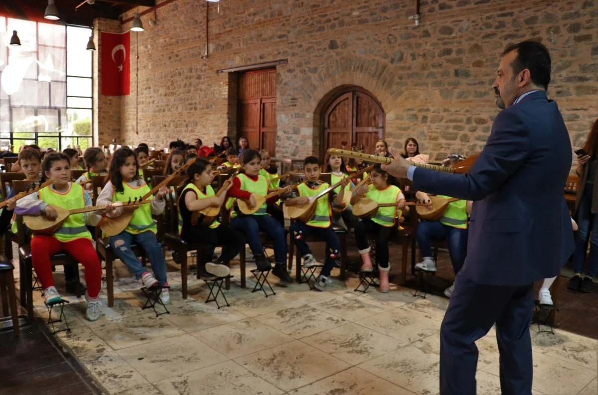 İstiklal Marşı'nı bağlamayla çalan minikler, takdir topladı