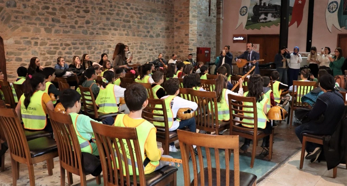 İstiklal Marşı'nı bağlamayla çalan minikler, takdir topladı