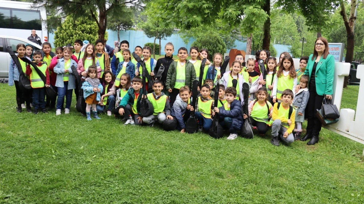 İstiklal Marşı'nı bağlamayla çalan minikler, takdir topladı