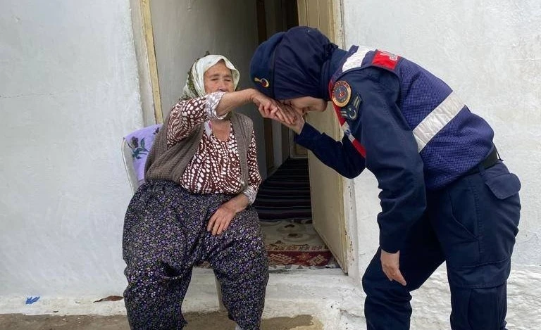 Jandarma ekipleri yaşlı çınarları unutmuyor