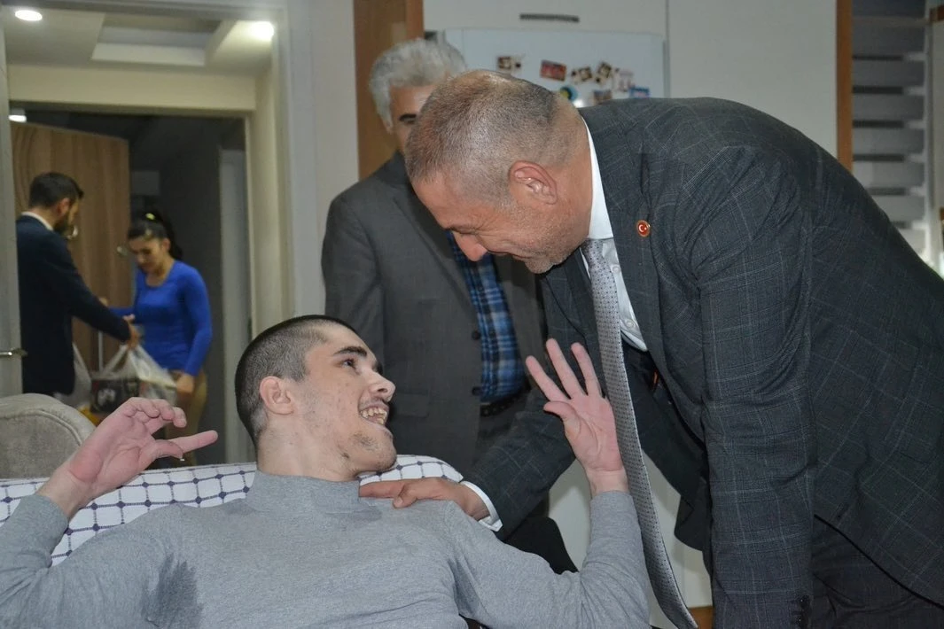 AK Partili Abak’tan sürpriz doğum günü