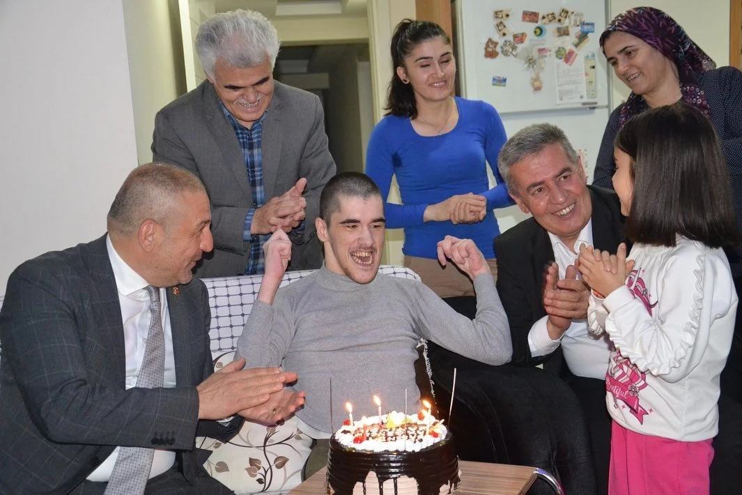 AK Partili Abak’tan sürpriz doğum günü