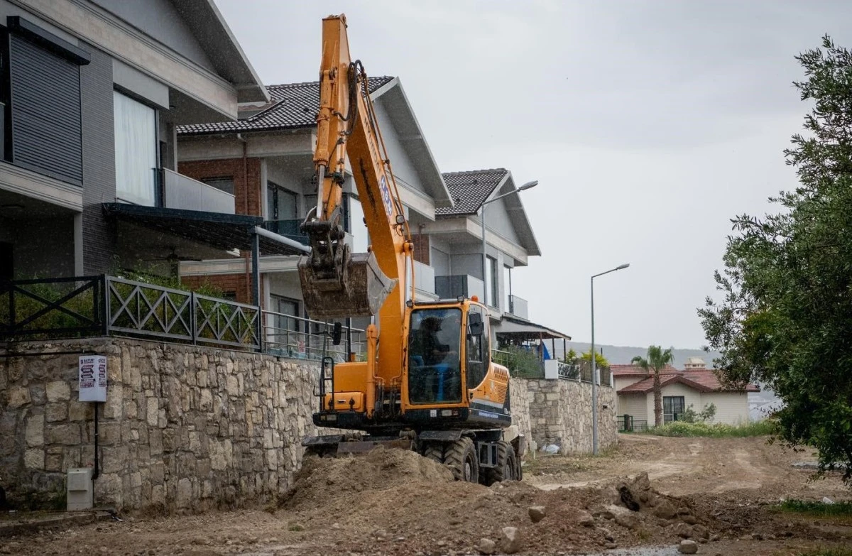 Kuşadası'nda eskiyen yollar yenileniyor