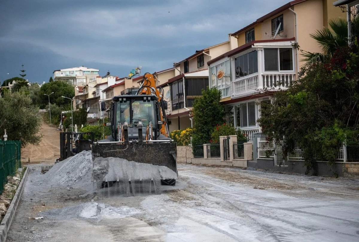 Kuşadası'nda eskiyen yollar yenileniyor