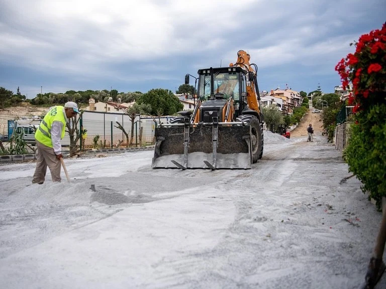 Kuşadası'nda eskiyen yollar yenileniyor