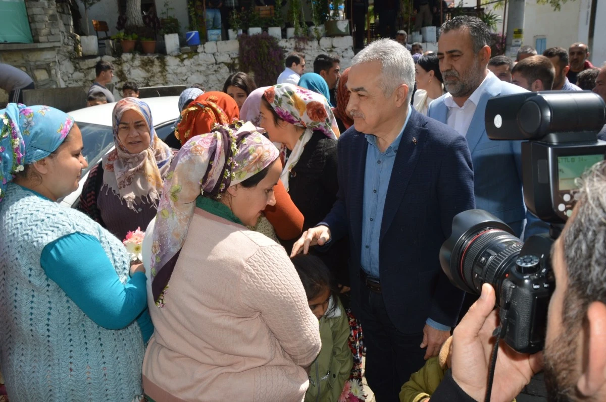 “Bu yolu dört yıldır belediyeye yaptıramamıştım”