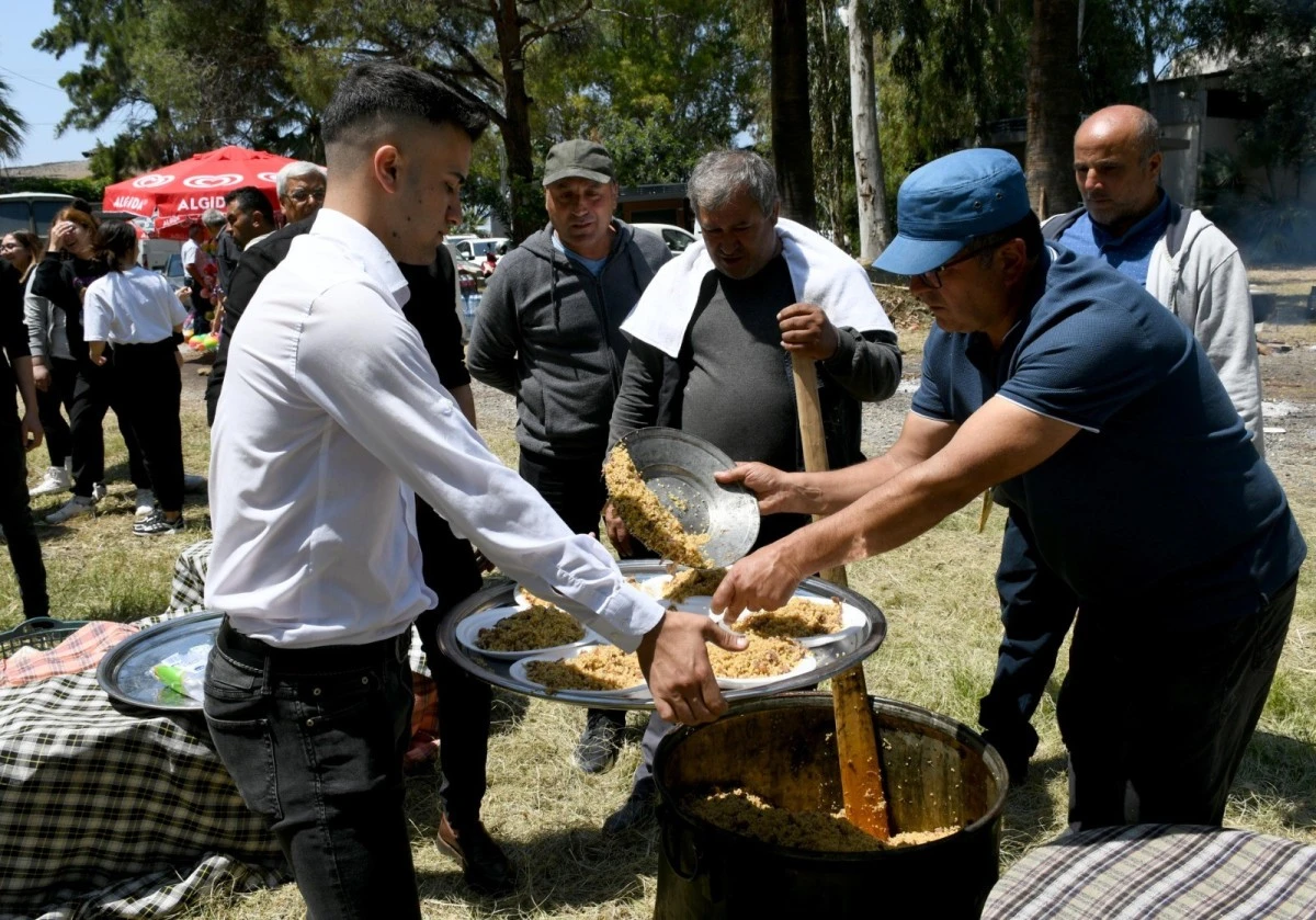 Kuşadası'nda yaşayan Hadimliler etli pilav şenliğinde buluştu