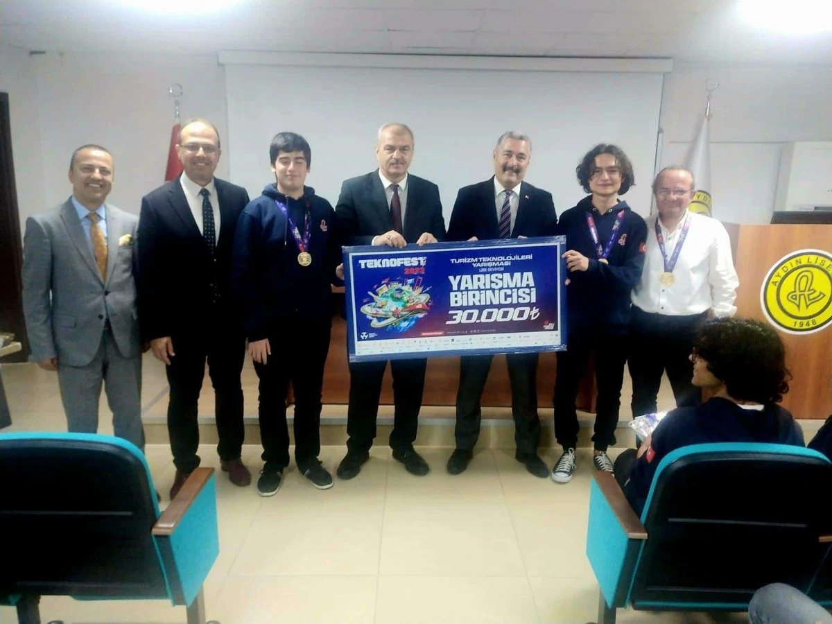 İl Milli Eğitim Müdürü Okumuş TEKNOFEST 2023 birincisi öğrencilerle buluştu