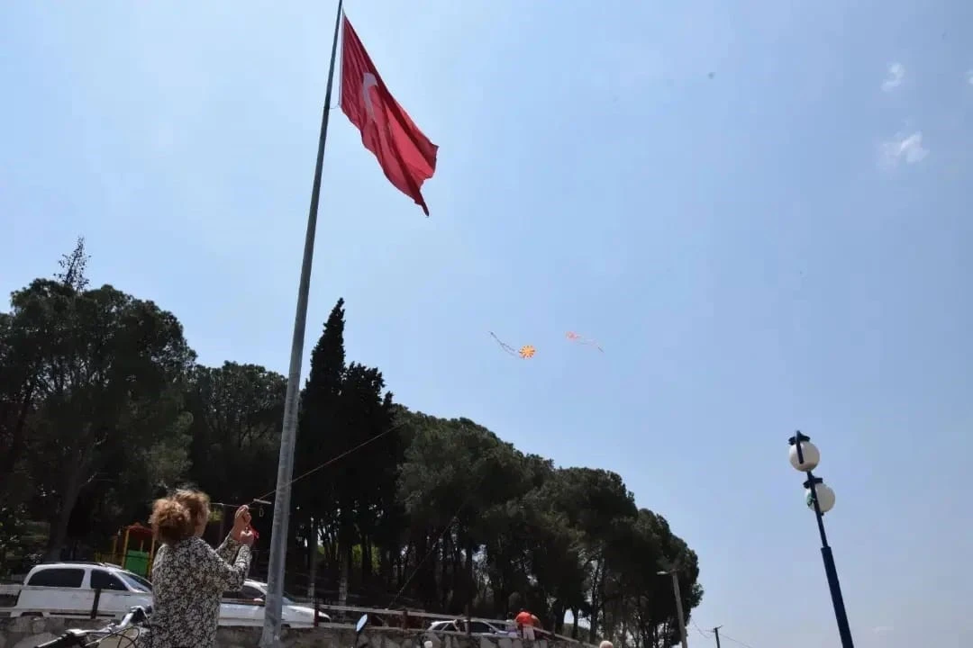 Yenipazar'da rengarenk uçurtmalar gökyüzü süsledi