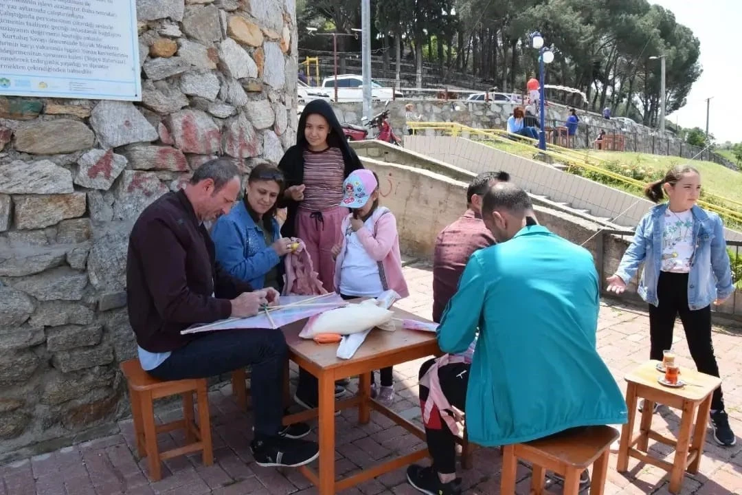 Yenipazar'da rengarenk uçurtmalar gökyüzü süsledi