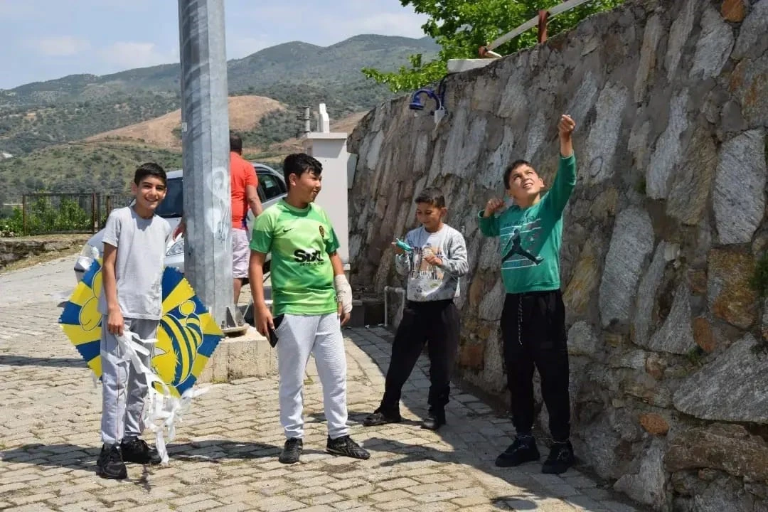 Yenipazar'da rengarenk uçurtmalar gökyüzü süsledi