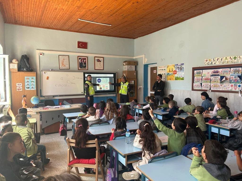 Aydın'da jandarma ekipleri vatandaşları bilgilendirmeye devam ediyor