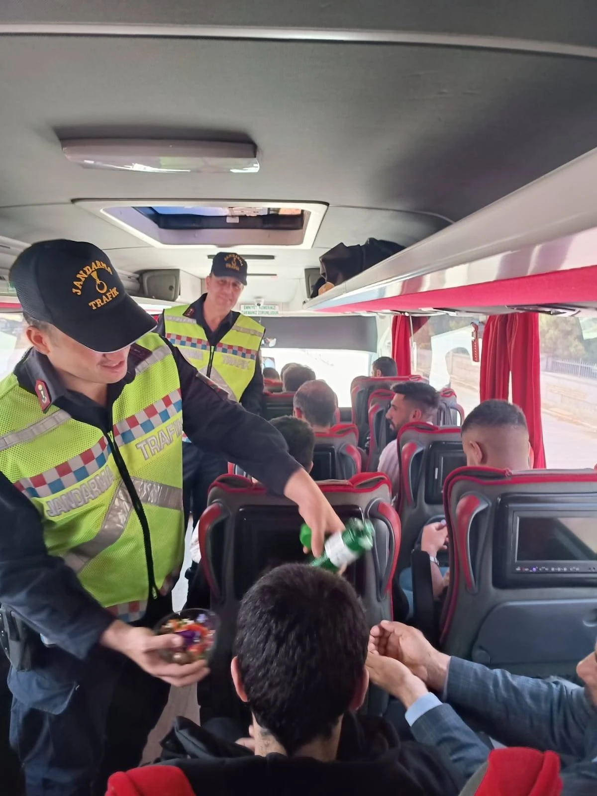 Aydın'da jandarma ekipleri vatandaşları bilgilendirmeye devam ediyor