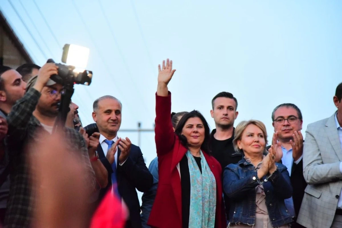 Acarlar CHP'yi Bağrına Bastı