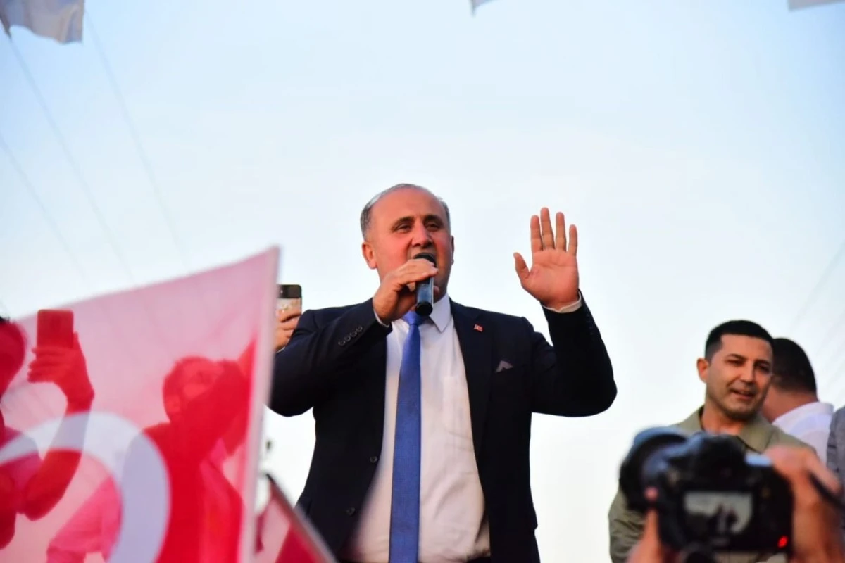 Acarlar CHP'yi Bağrına Bastı