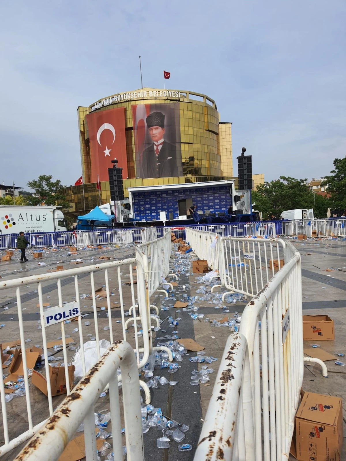 AK Parti Aydın mitinginden tepki çeken görüntüler: Türk bayrağı yine yerlerde