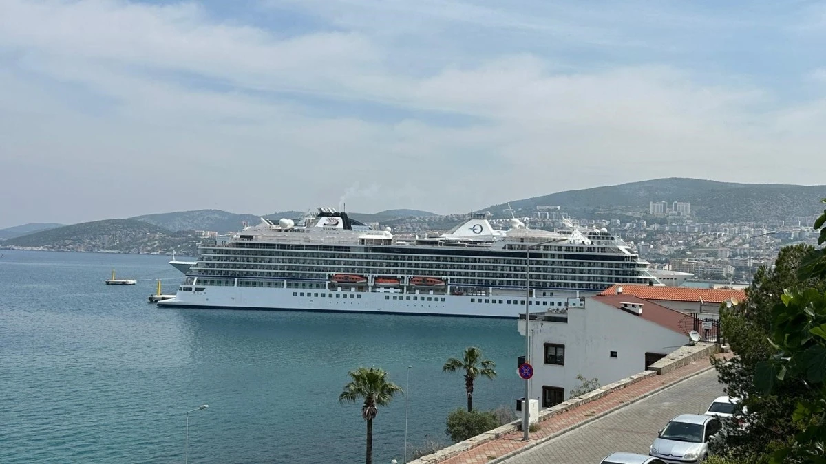 Kuşadası Limanı'na 4 gemi bereketi ile geldi