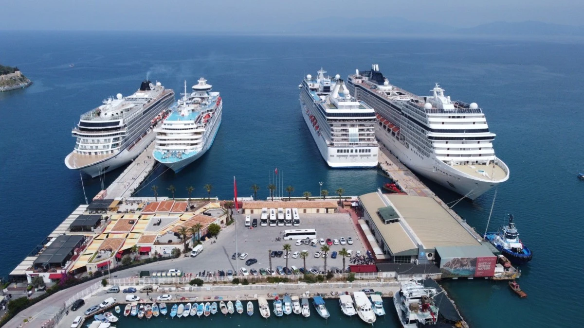 Kuşadası Limanı'na 4 gemi bereketi ile geldi