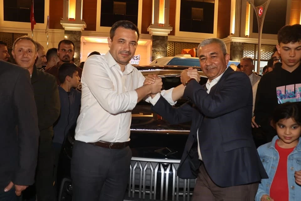 Koçarlı TOGG’u meşale ve konfetiler ile karşıladı