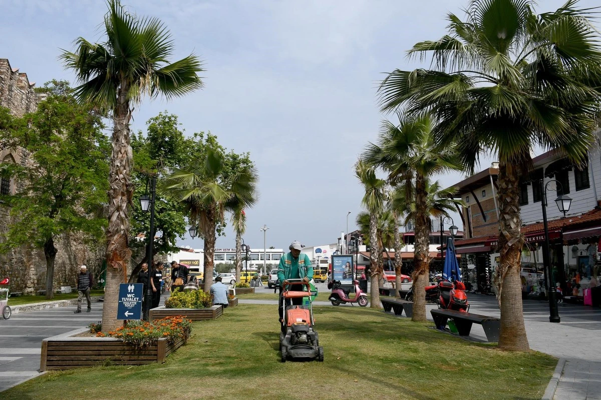 Kuşadası’nın turistik çarşılarında çalışmalar devam ediyor