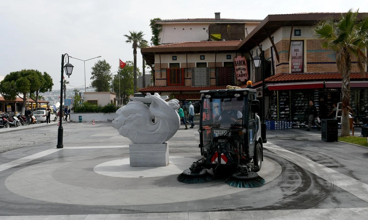 Kuşadası’nın turistik çarşılarında çalışmalar devam ediyor