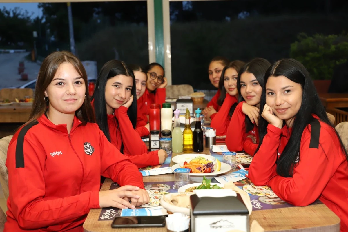 Nazilli Belediyespor Kadın Futbol Takımı deplasman öncesi moral depoladı