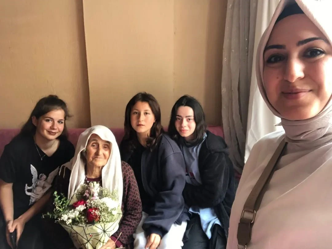 Karacasu&rsquo;da &ouml;ğrenciler yaşlıları yalnız bırakmıyor