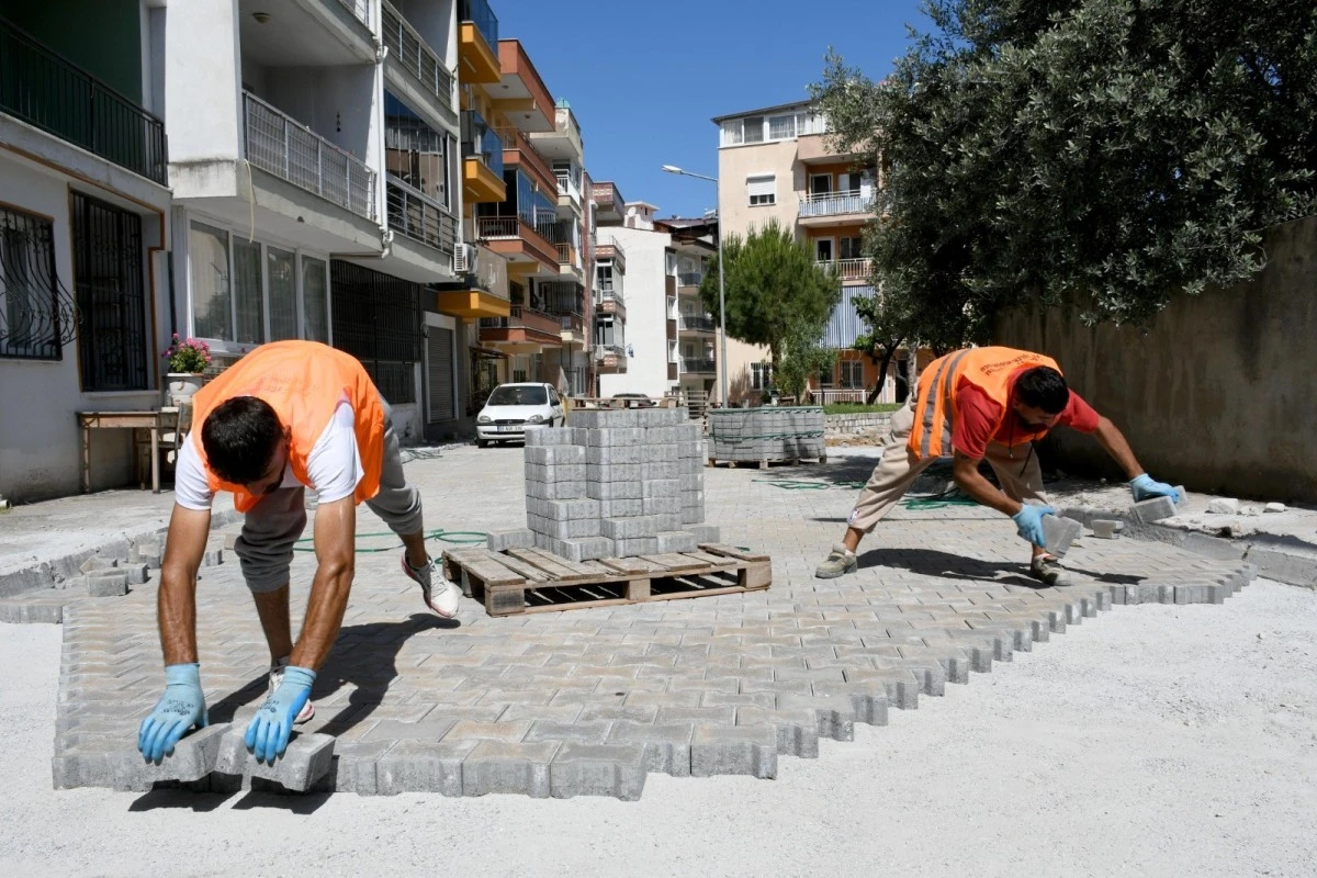 Kuşadası Belediyesi Davutlar Mahallesi'ndeki çalışmalarını sürdürüyor