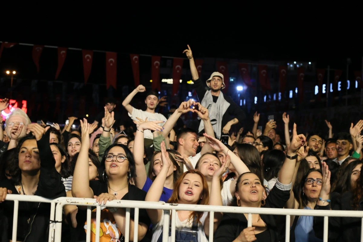 Sanatçı Mosso Aydınlılara unutulmaz bir konser verdi