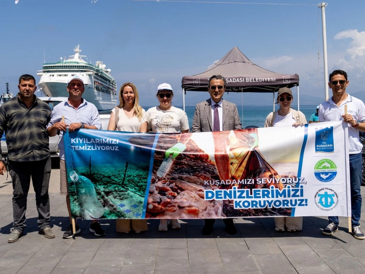 Kuşadası sahil bandında temizlik çalışması yapıldı