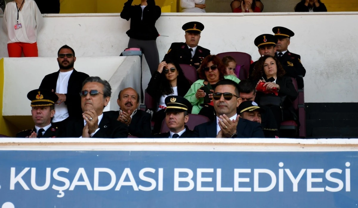Kuşadası’nda 19 Mayıs kutlamaları renkli görüntülere sahne oldu